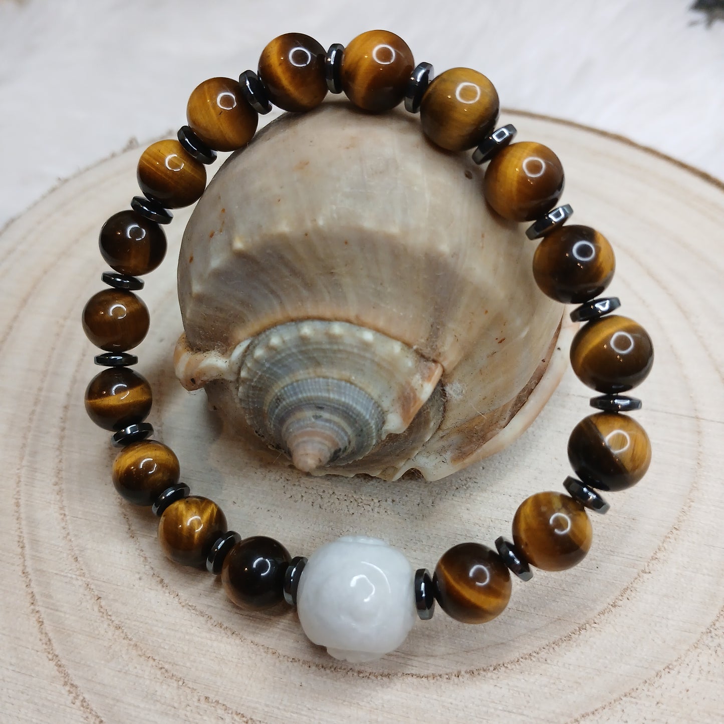 Tigerauge Armband 8mm mit Hämatin-Scheiben und gravierten Jadekugel