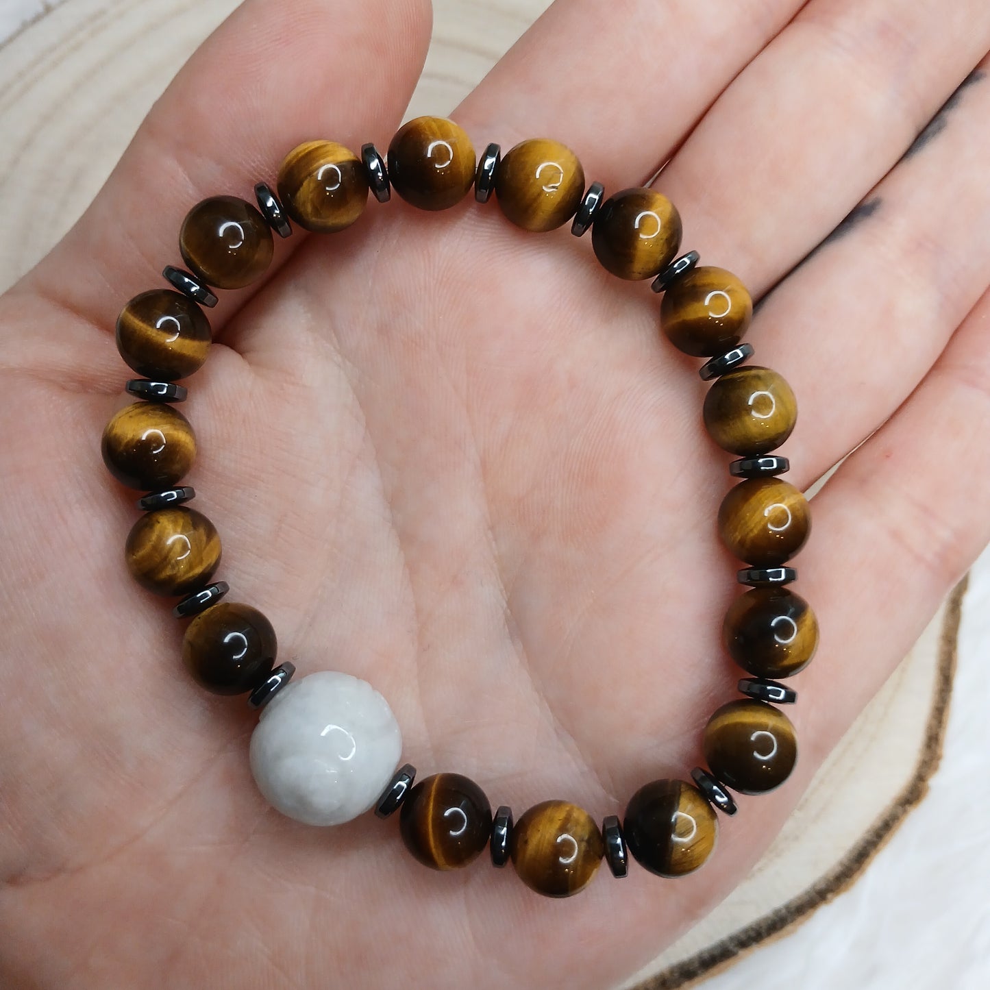 Tigerauge Armband 8mm mit Hämatin-Scheiben und gravierten Jadekugel