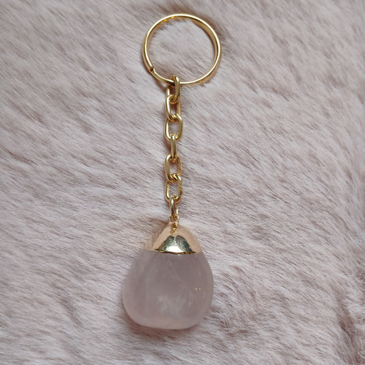 Rosenquarz Trommelstein Schlüsselanhänger in galvanischer Fassung