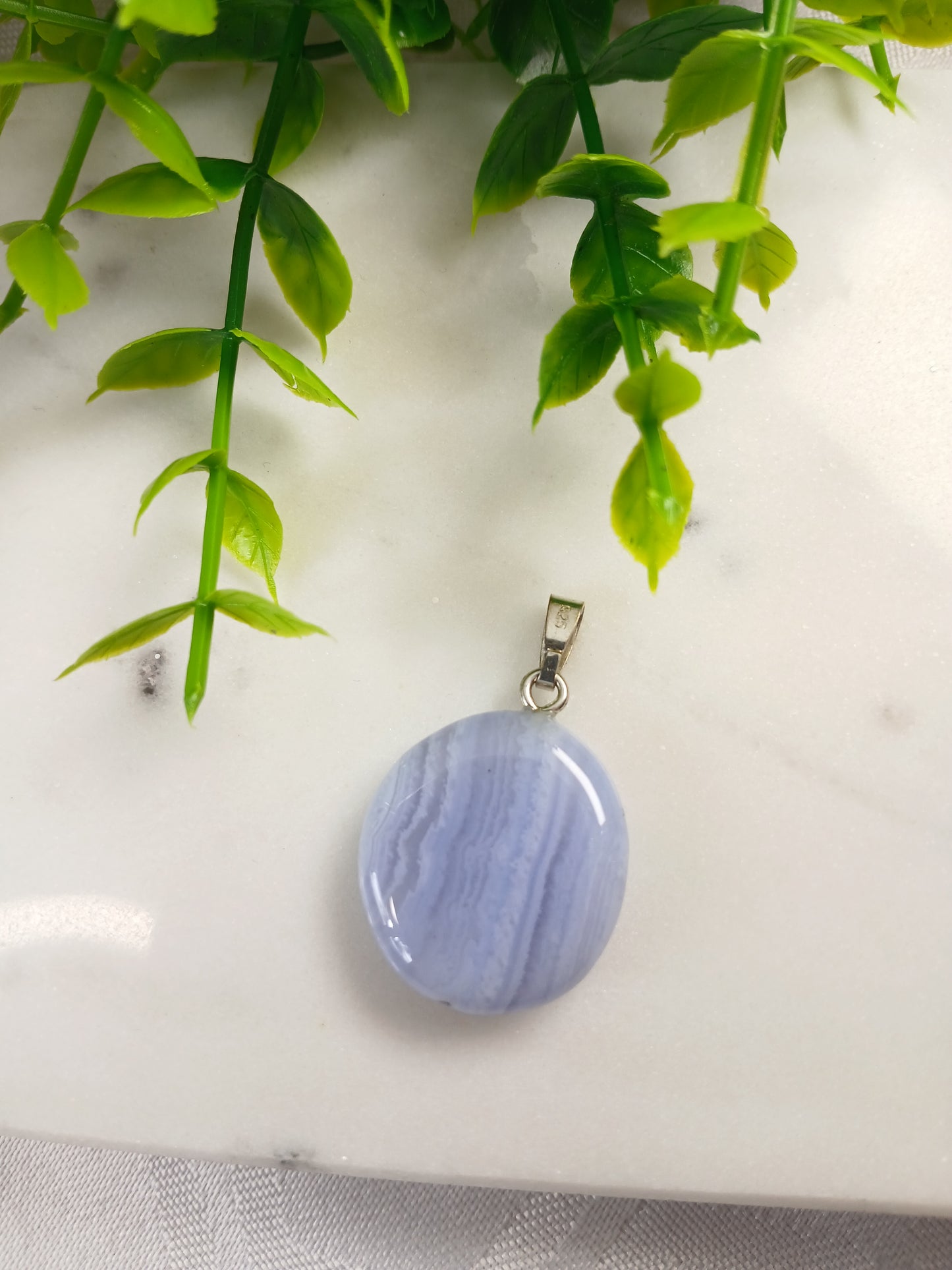 Chalcedon Anhänger mit 925er Silberöse