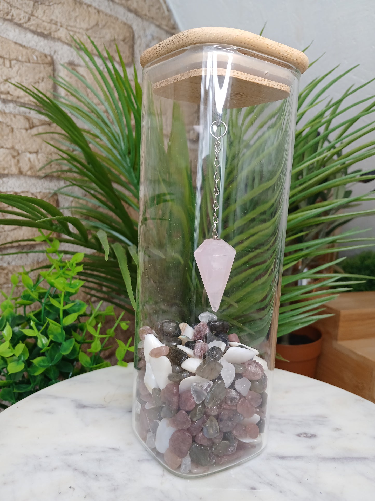 Rosenquarz Pendel im Glas mit Konfetti