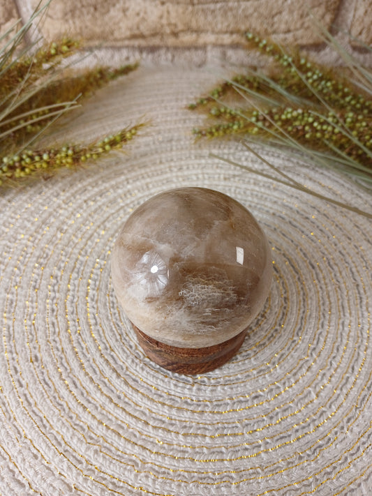 Mondstein Kugel mit Sonnenstein Anteilen 4,9 cm