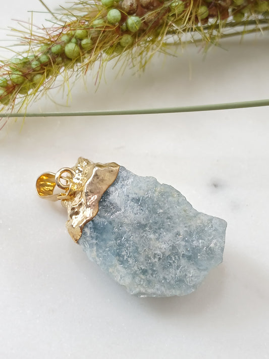 Aquamarin Rohstein galvanisiert Anhänger