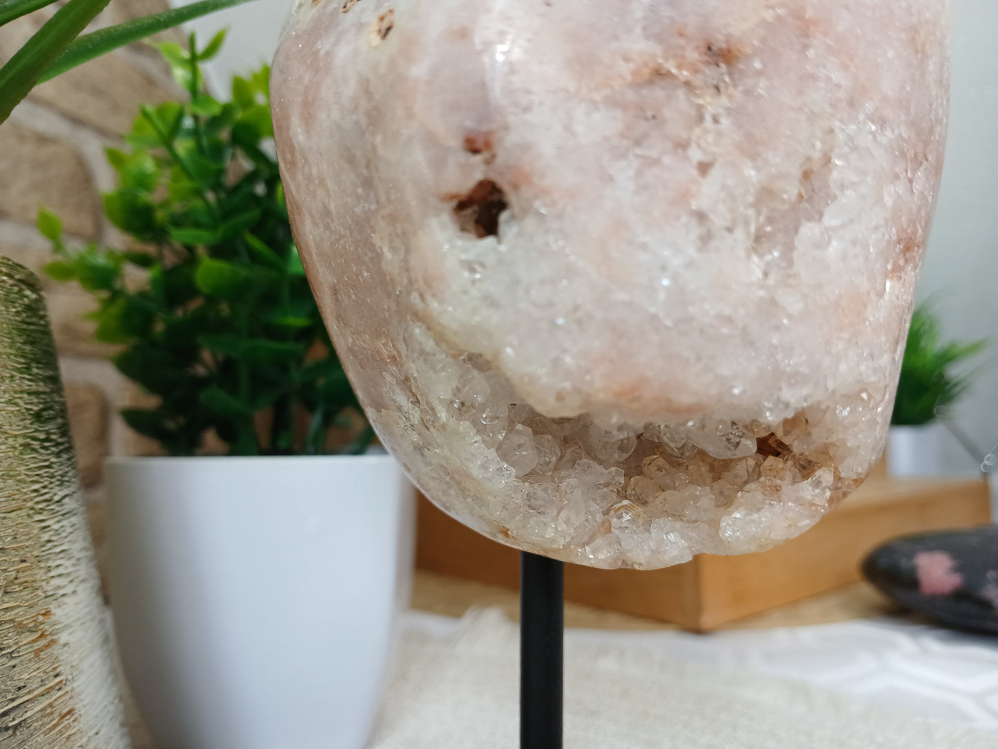 Pink Amethyst auf Metallständer