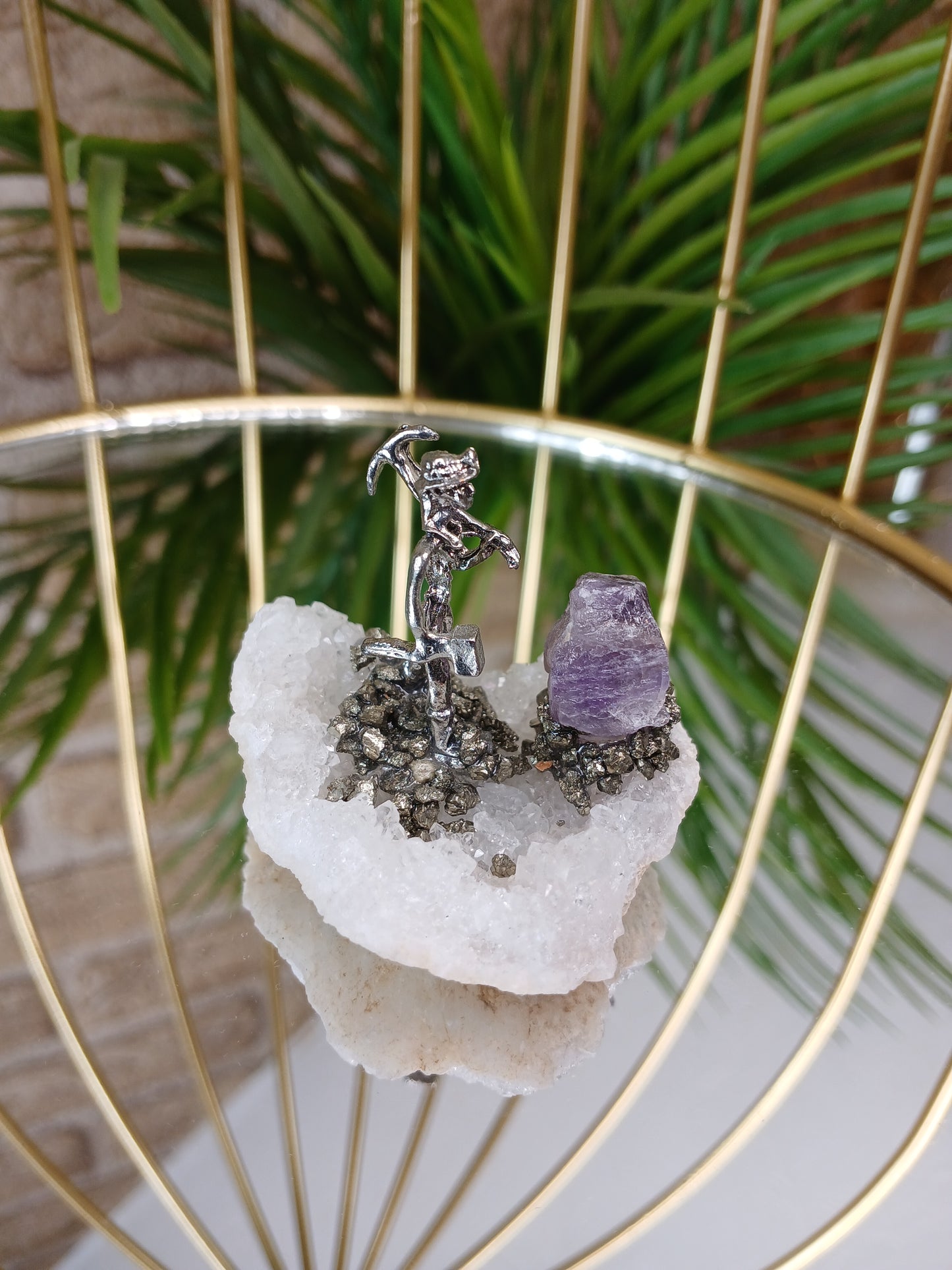 Bergmann mit Pyrit und Amethyst Rohstein auf Quarzdruse