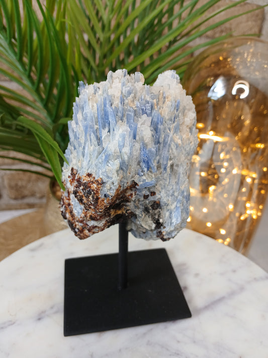 Blauer Disthen (Kyanit) auf Metallständer