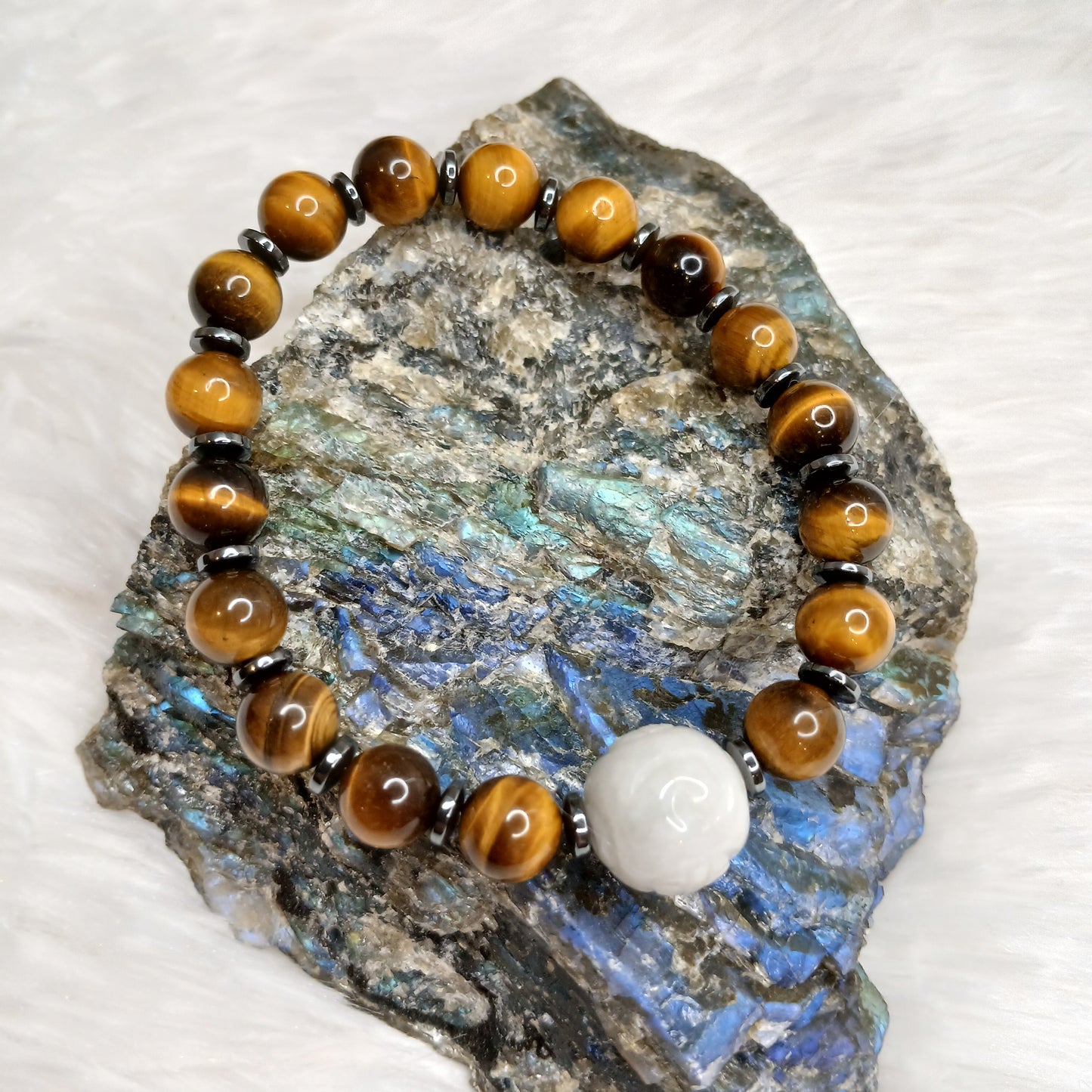 Tigerauge Armband 8mm mit Hämatin-Scheiben und gravierten Jadekugel