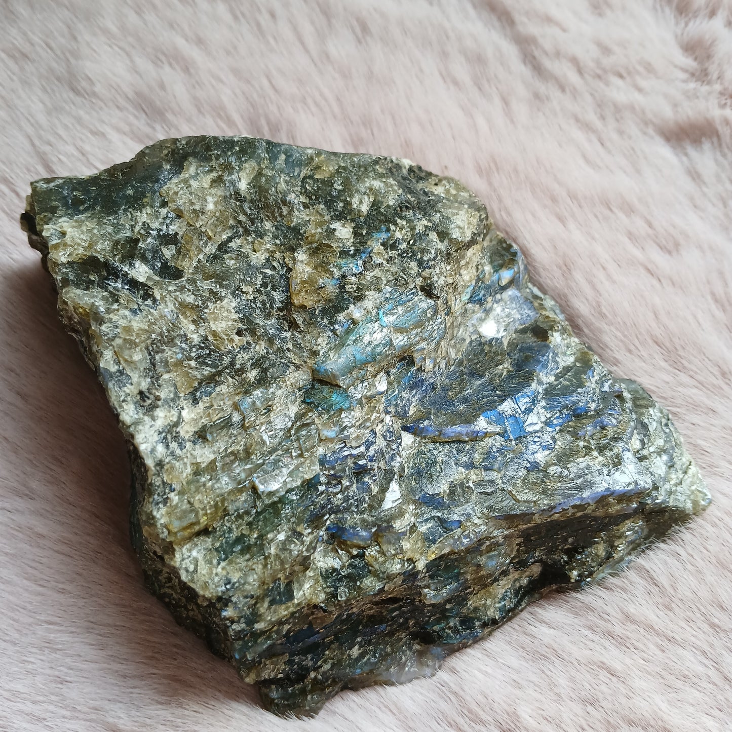 Labradorit anpolierter Rohstein