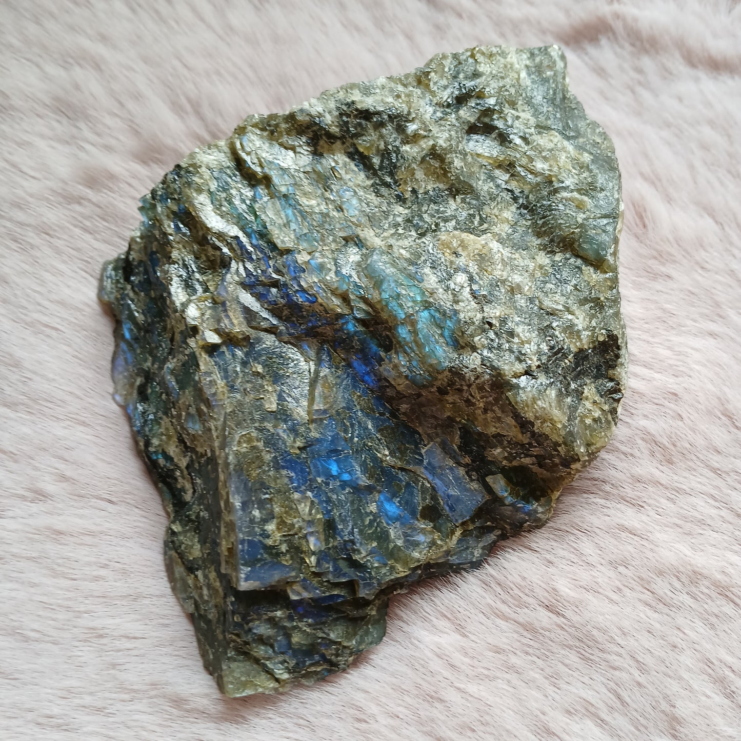 Labradorit anpolierter Rohstein