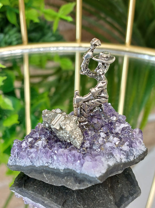 Amethyst Cluster mit Bergmann Figur & Pyrit