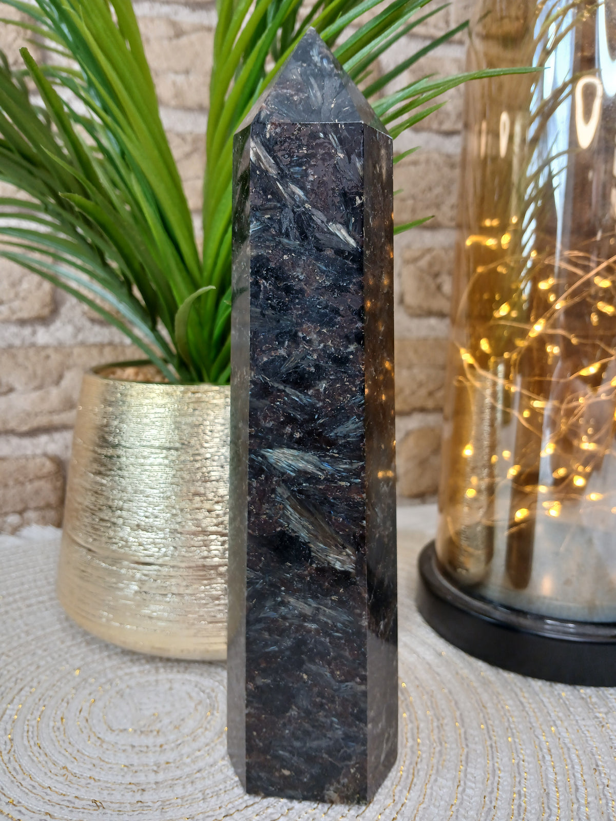 Arfvedsonit Turm mit Astrophyllit-Anteilen