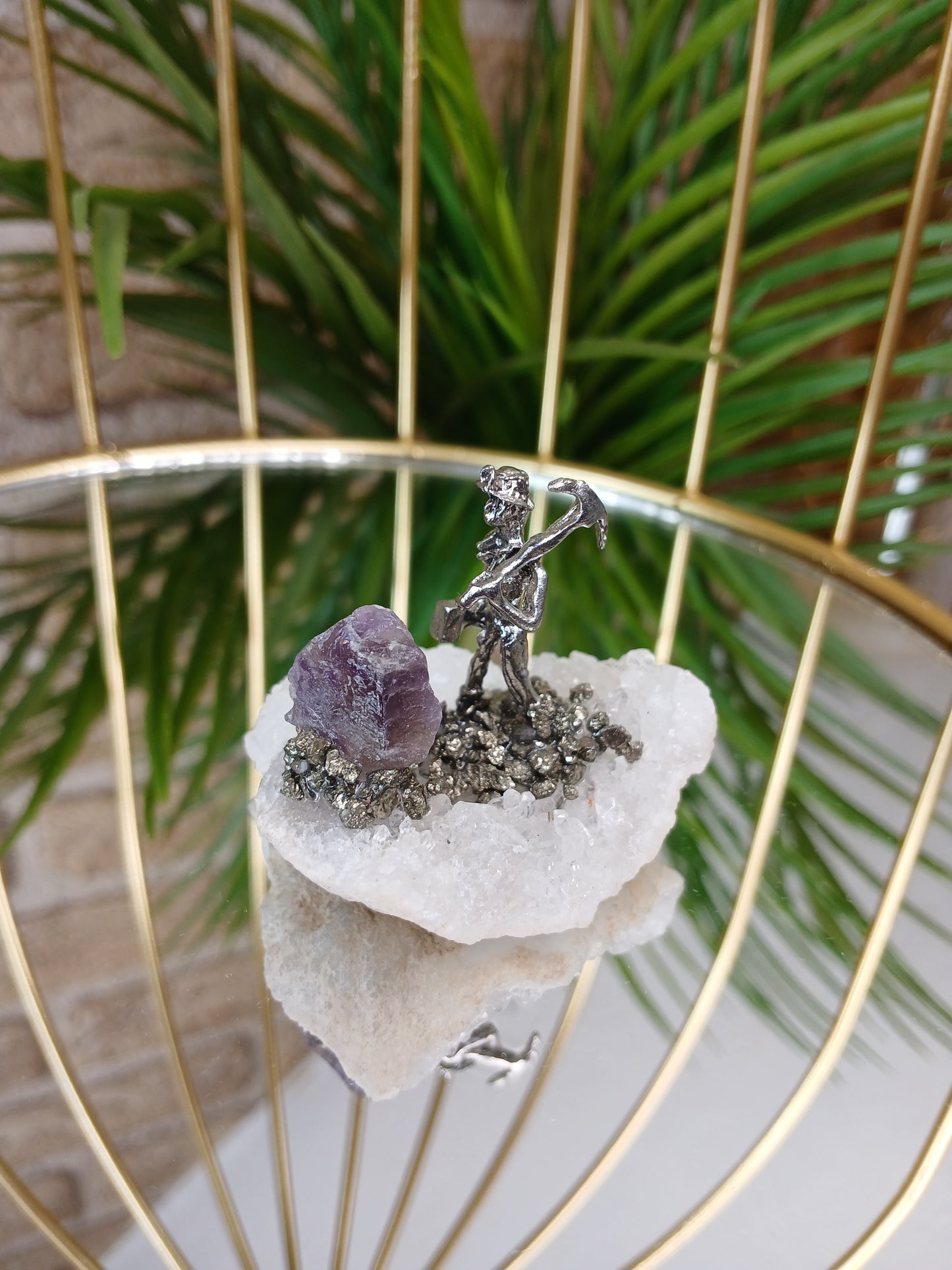 Bergmann Figur mit Pyrit und Amethyst Rohstein auf Quarzdruse