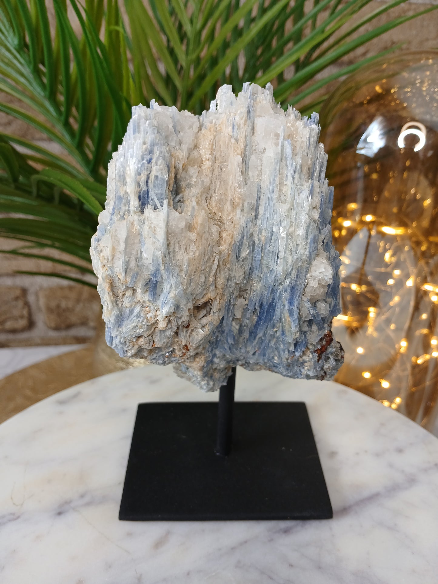 Blauer Kyanit auf Metallständer 
