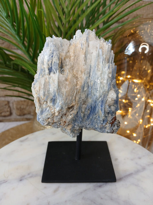 Blauer Kyanit auf Metallständer 