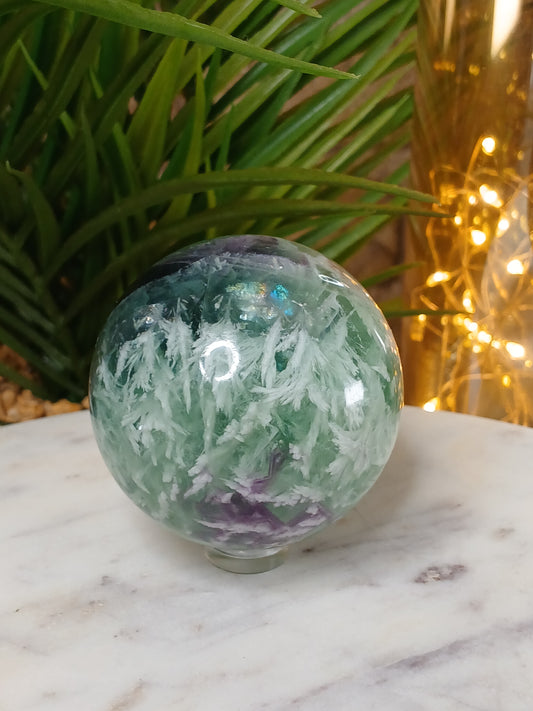 Feder Fluorit Kugel, 5,3 cm, poliert, Edelstein 