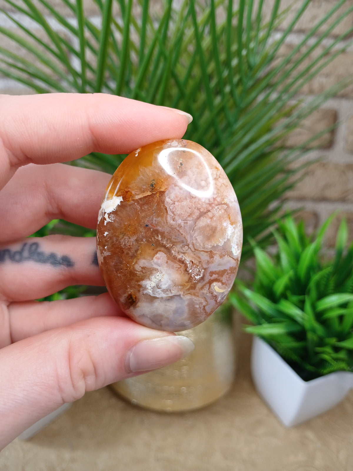 Kirschblüten Chalcedon Seifenstein mit Mini Druse