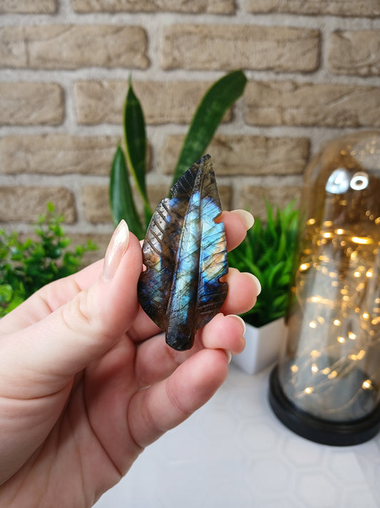 Labradorit Schnitzerei Blatt Edelstein