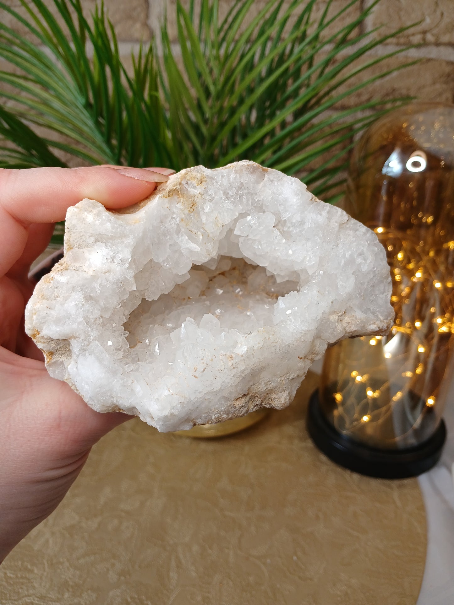 Marokkanische weiße Quarz Geode mit schöner druse