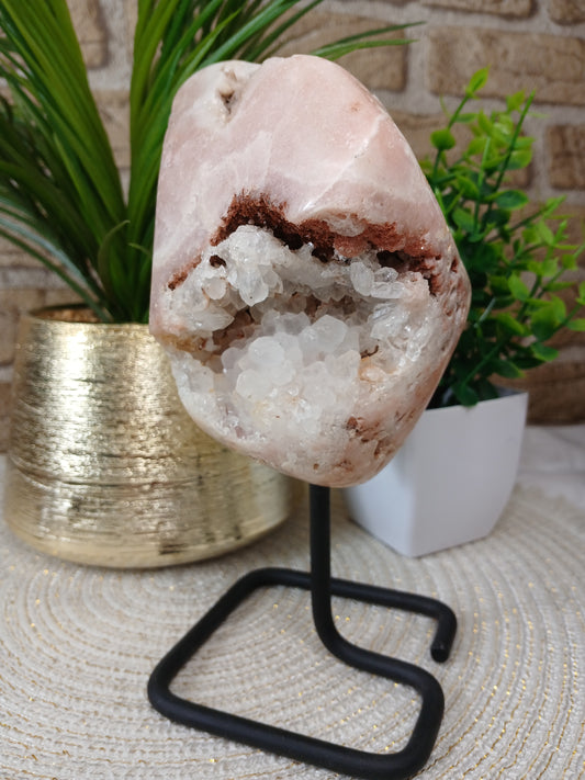 Pink Amethyst auf Metallständer