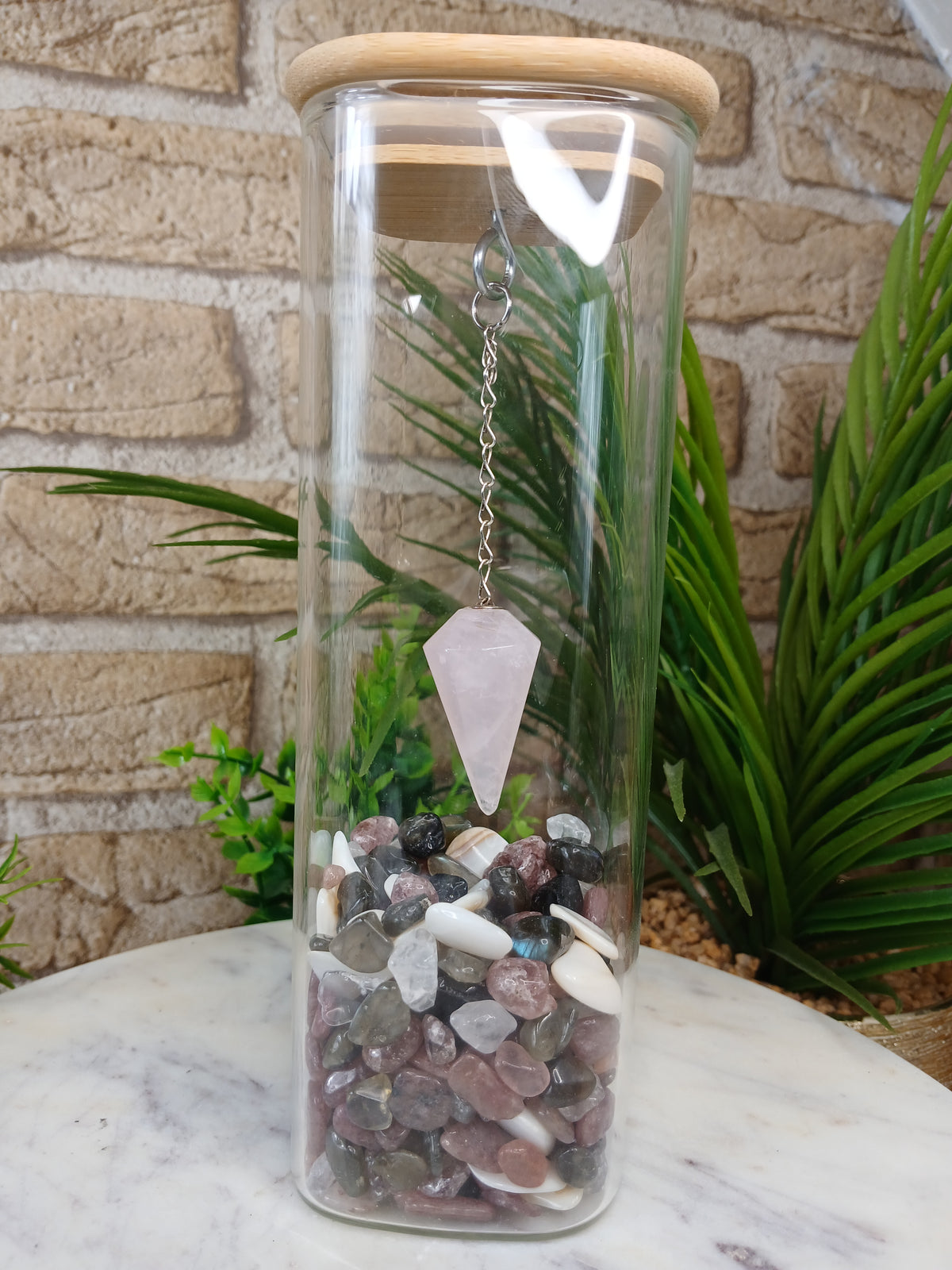 Rosenquarz Pendel im Glas mit Edelstein Konfetti