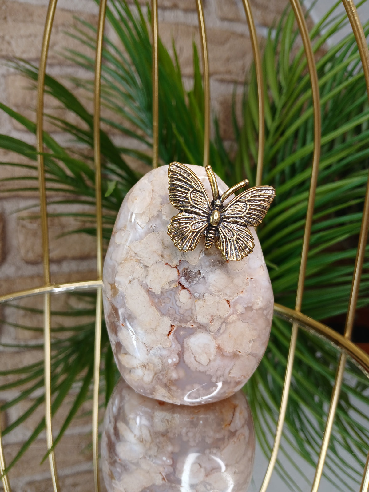 Messing Schmetterling auf Blumenachat Freiform
