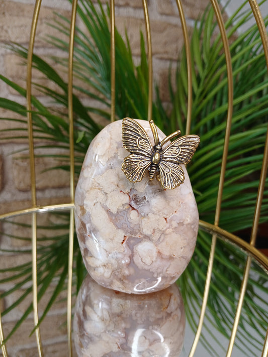 Messing Schmetterling auf Blumenachat Freiform