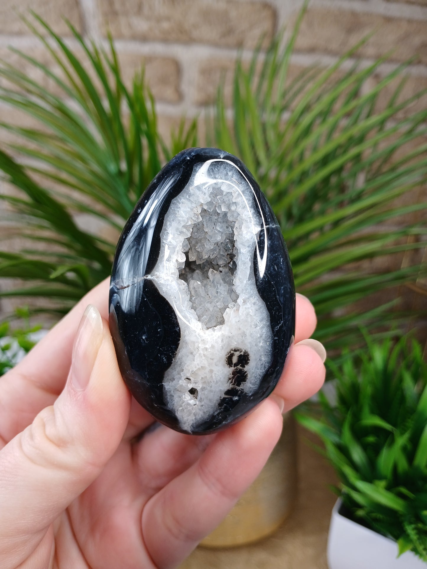 SSchwarzer Achat mit Quarzdruse, Edelstein 