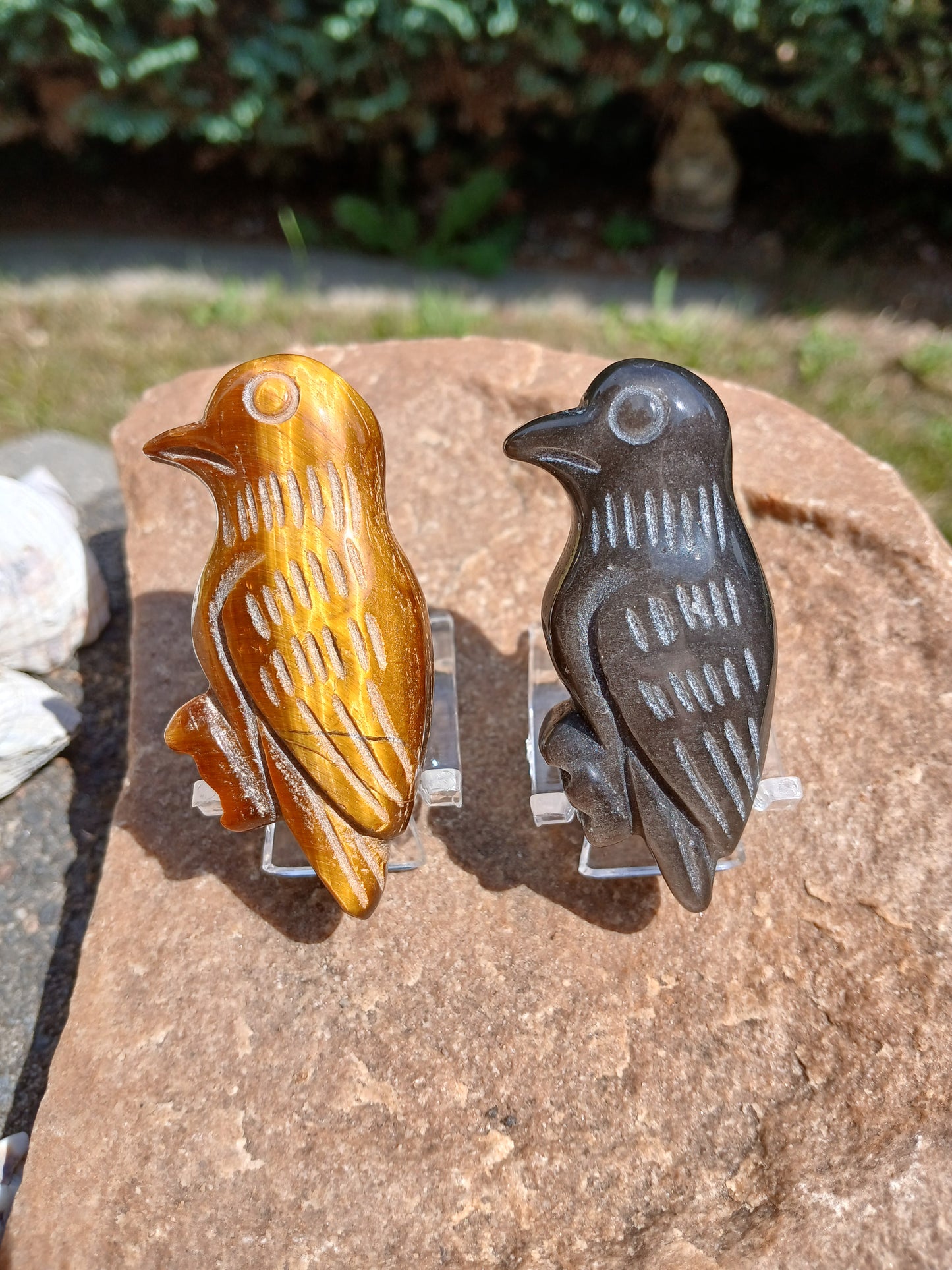 Vogel aus Silberobsidian und Tigerauge 