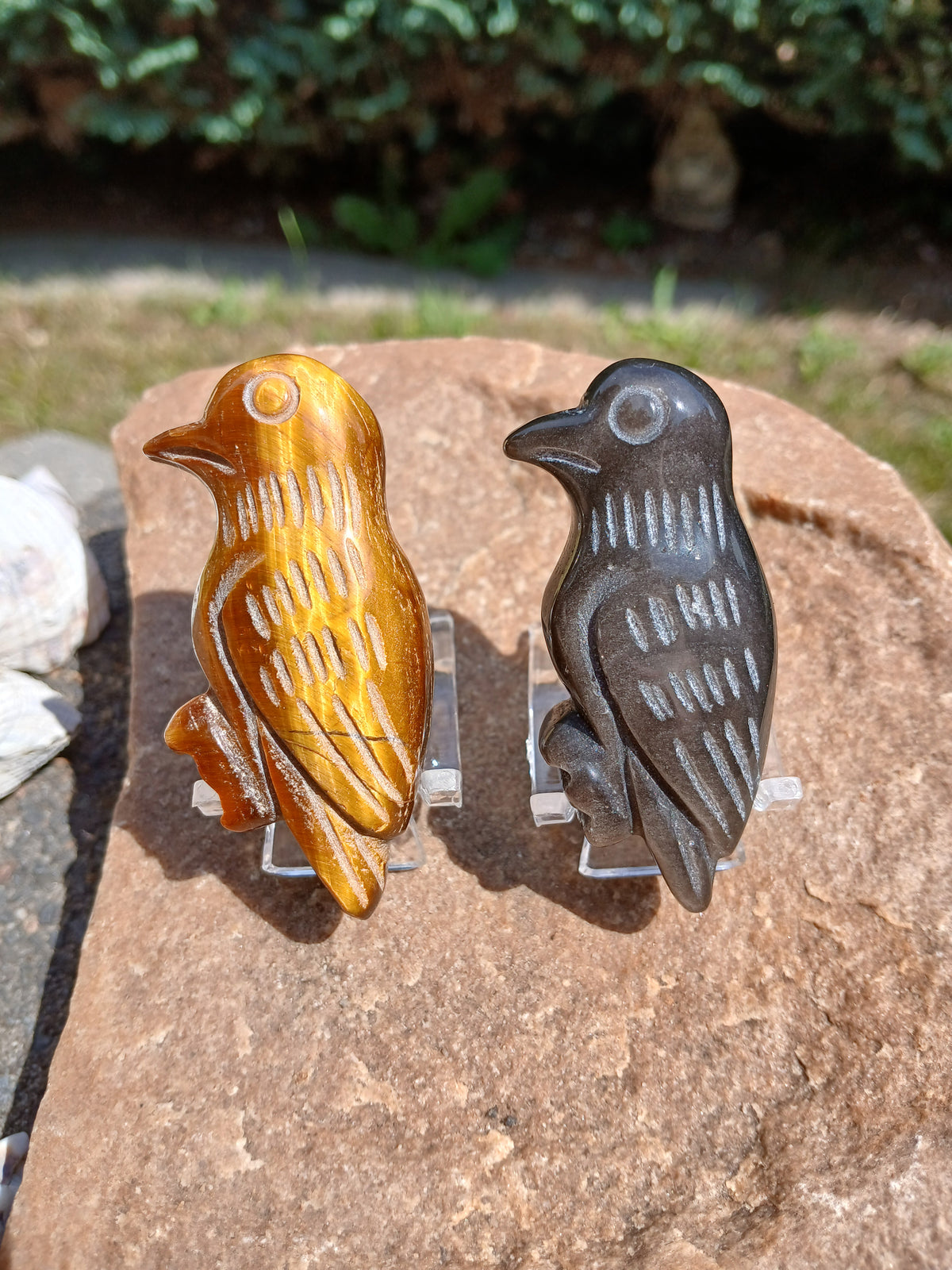Vogel aus Silberobsidian und Tigerauge 