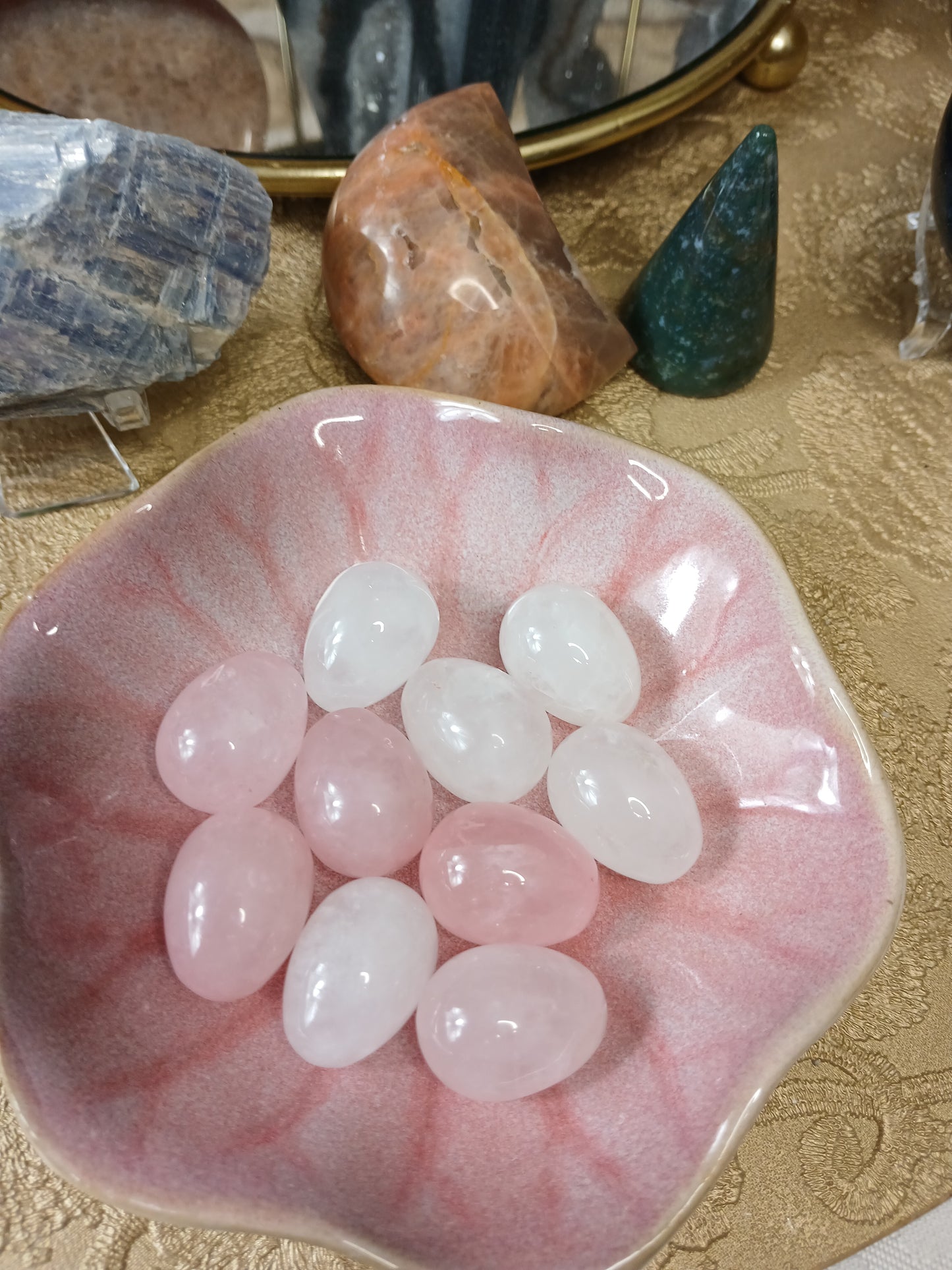 Weißer Quarz und Rosenquarz Ostereier, Edelstein, Schnitzerei, Kristalle 