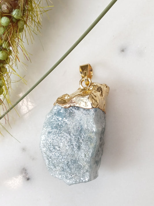 Aquamarin Rohstein galvanisiert Anhänger