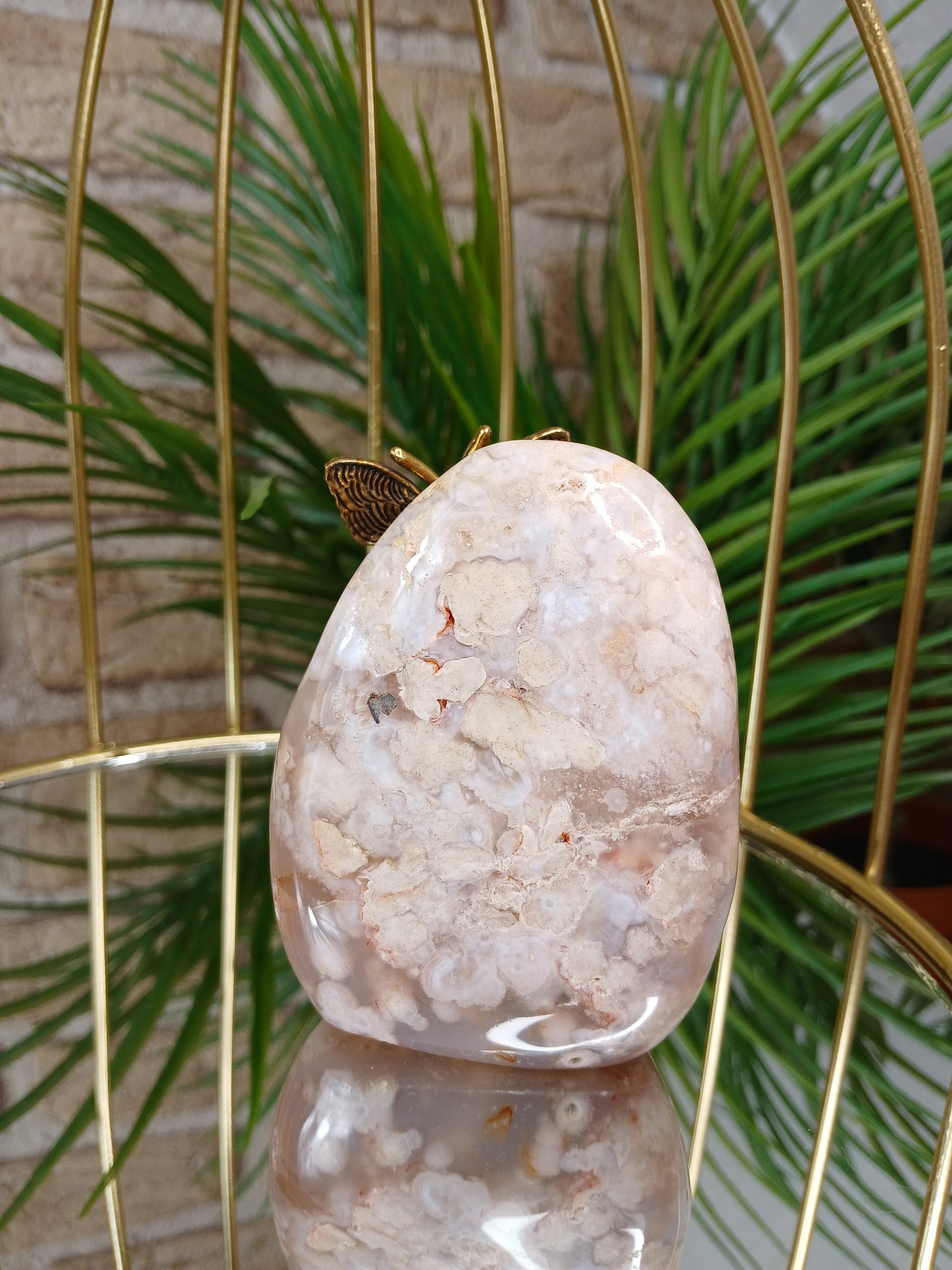 Schmetterling auf Blumenachat Freiform