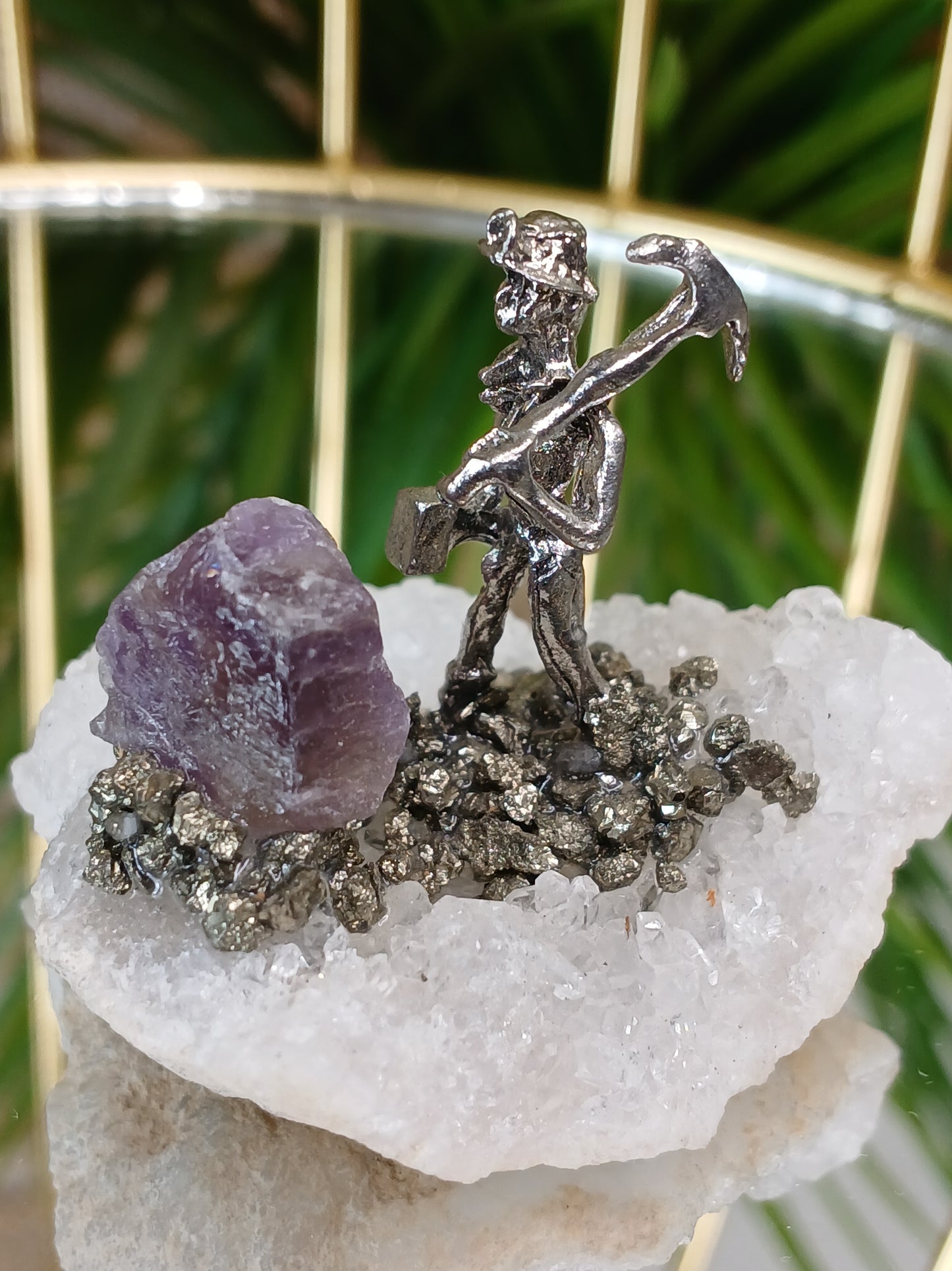 Bergmann mit Pyrit und Amethyst Rohstein auf Quarzdruse