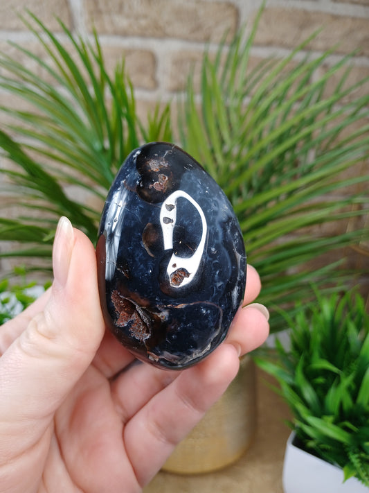 Schwarzer Achat mit Quarzdruse