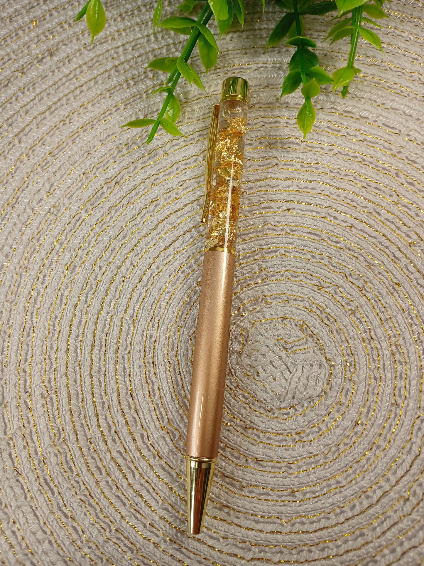 Kugelschreiber mit goldfarbenen Metallflocken