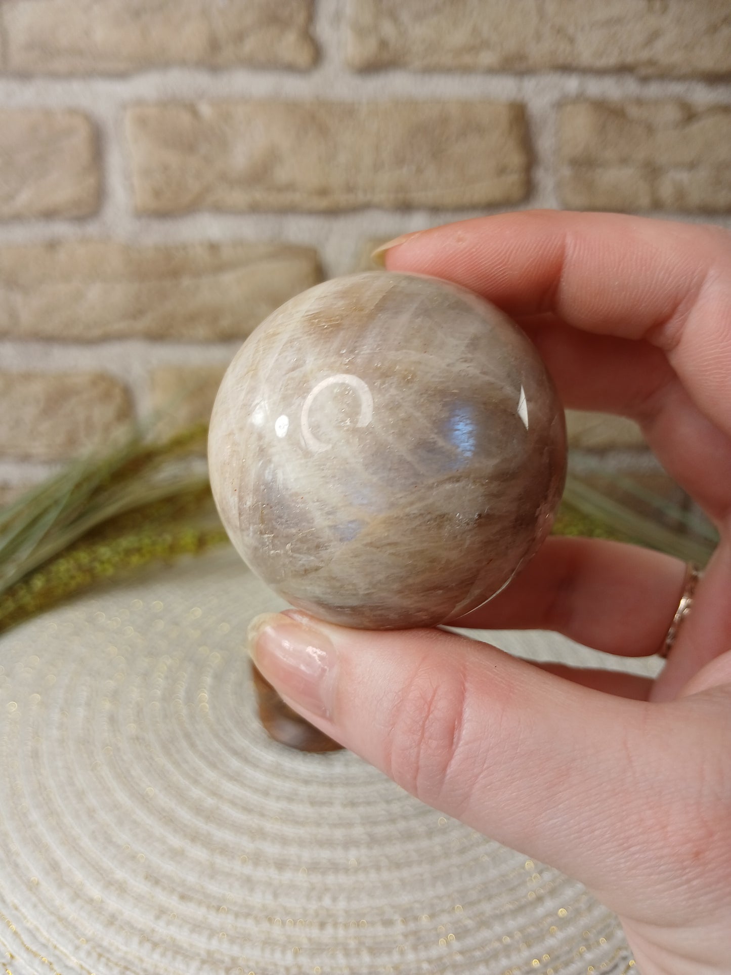 Mondstein Kugel mit Sonnenstein Anteilen 4,9 cm