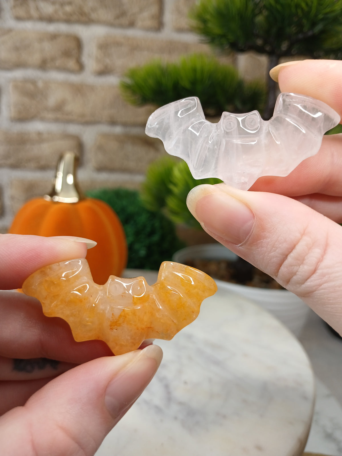 Klarer Quarz / Orangencalcit Fledermaus