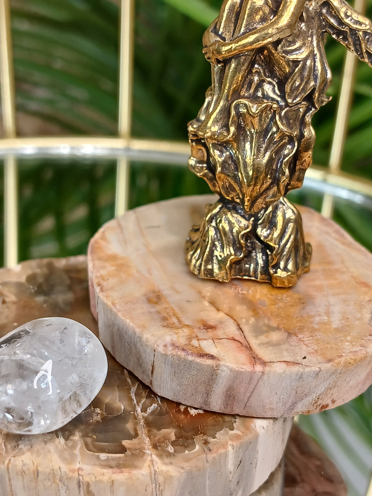 Fee auf Versteinerten Holz mit klaren Quarz Trommelstein