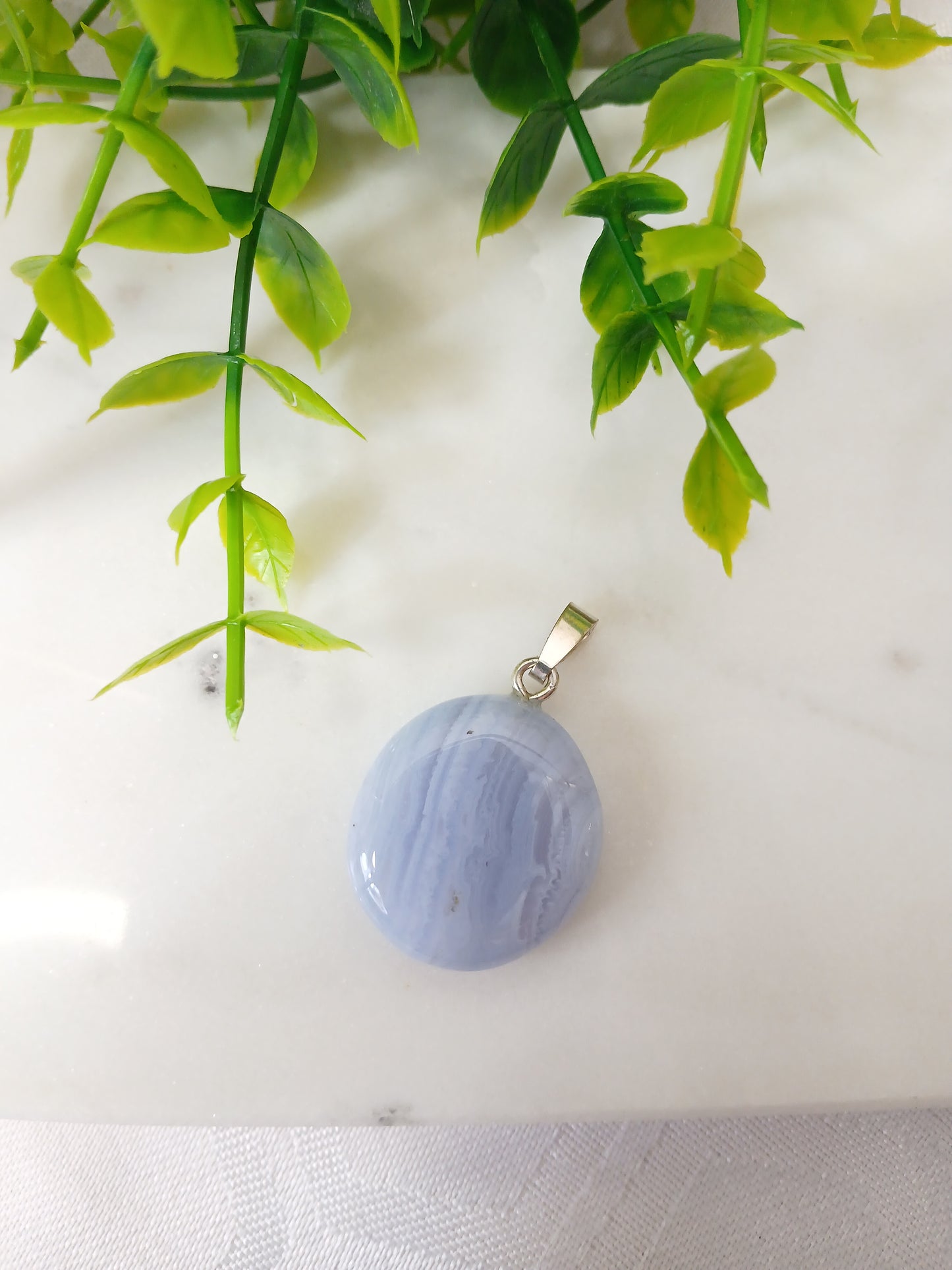 Chalcedon Anhänger mit 925er Silberöse