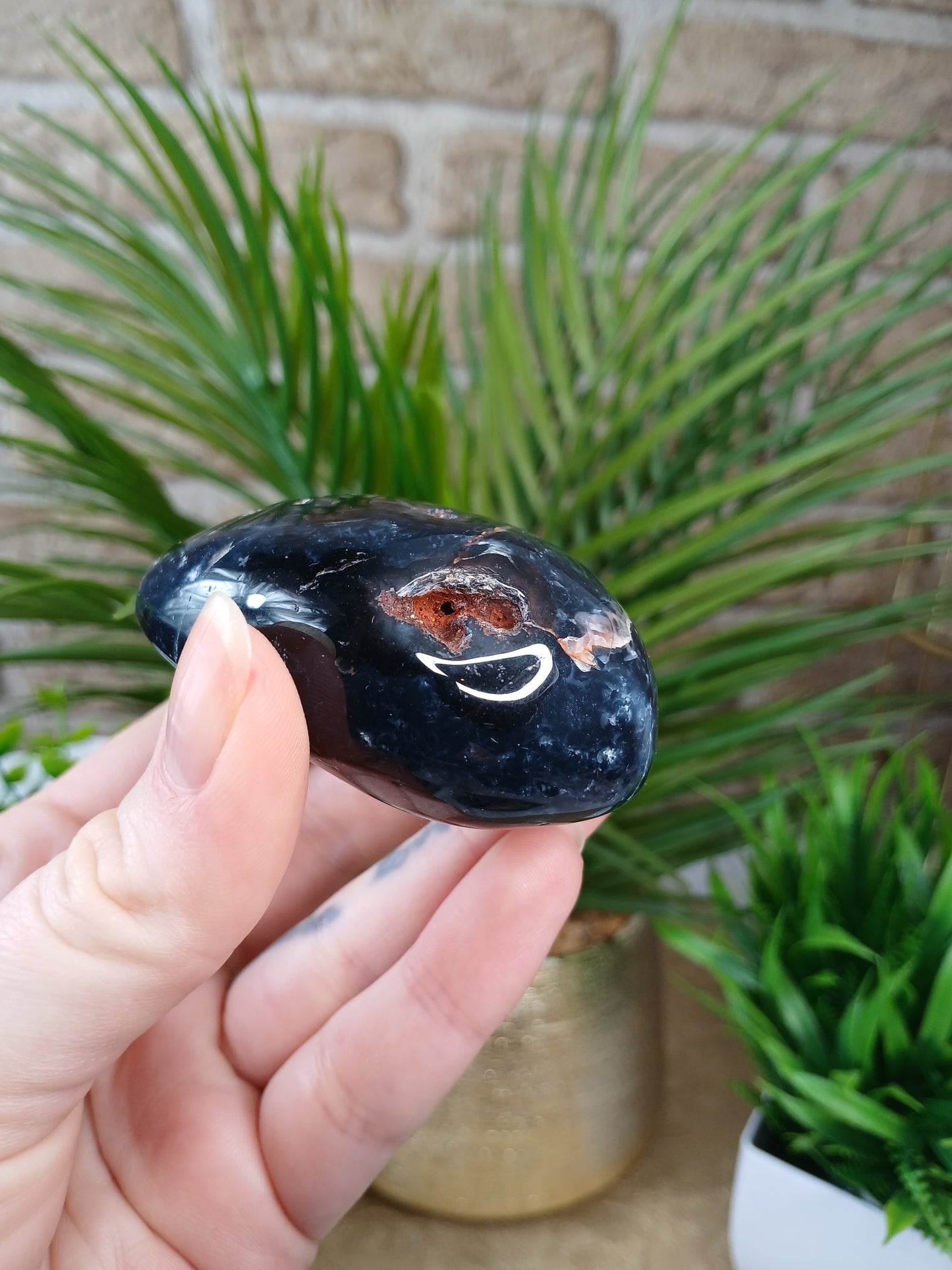 Schwarzer Achat mit Quarzdruse