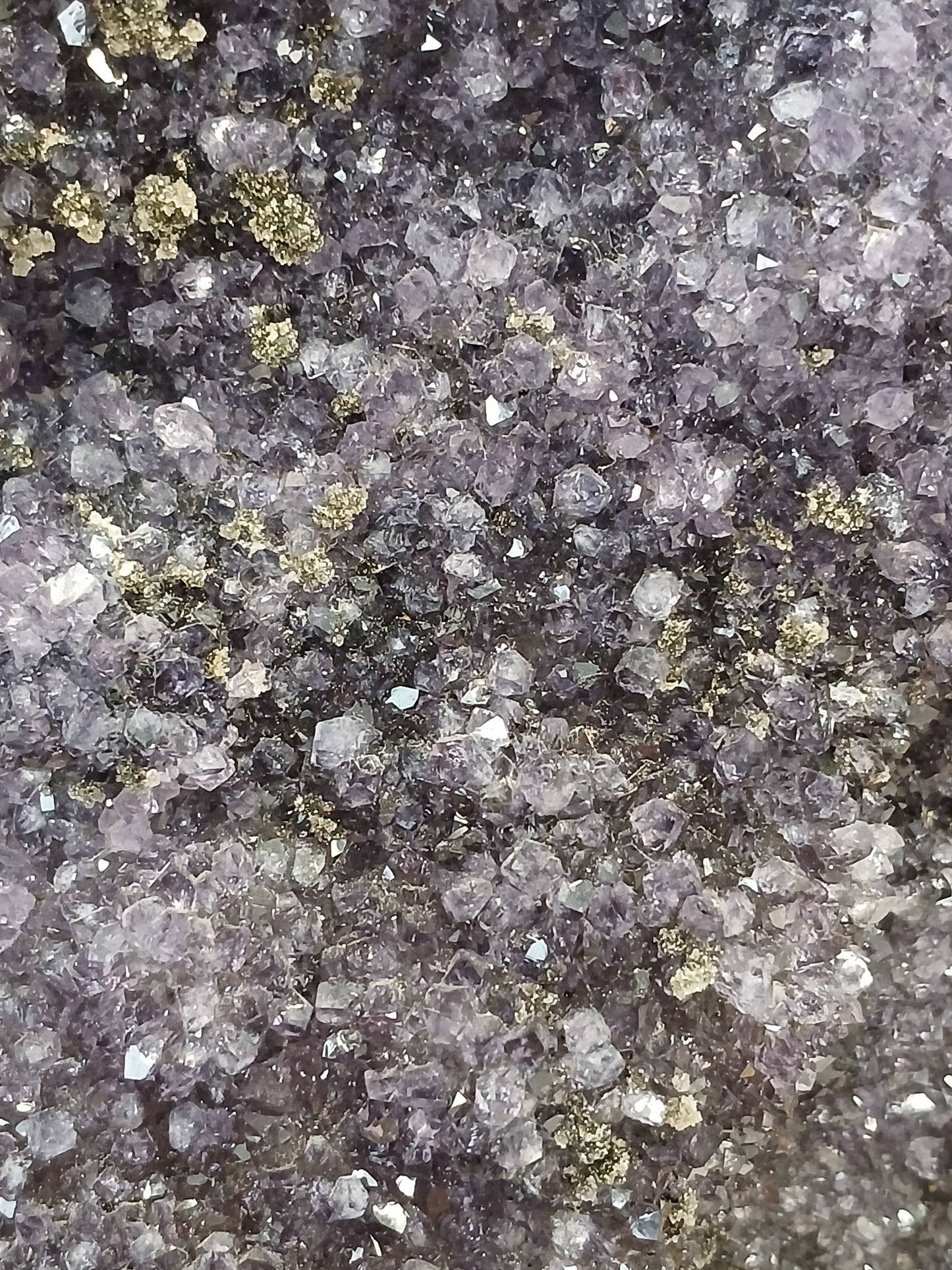 Amethyst Druse mit Pyrit