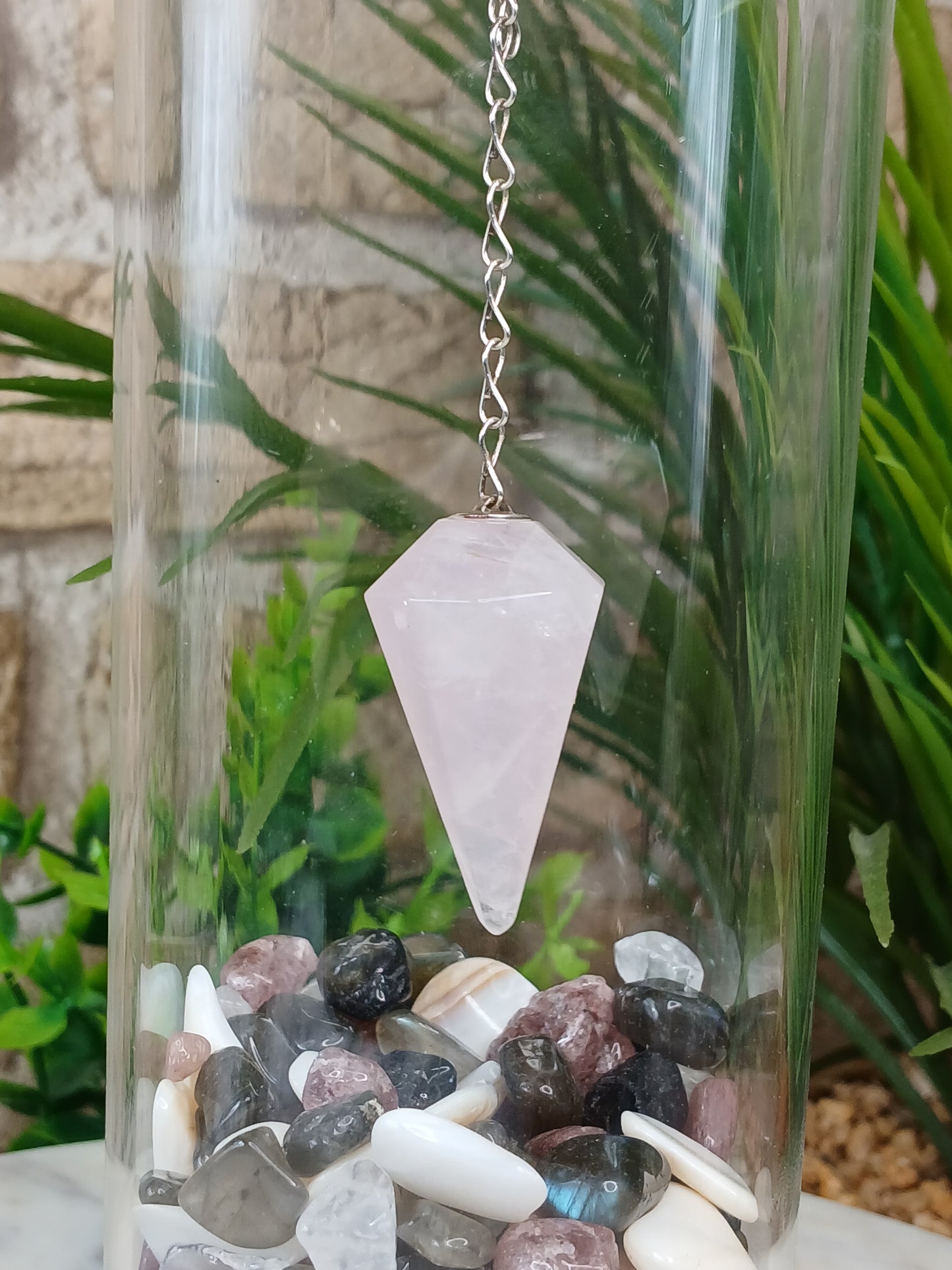 Rosenquarz Pendel im Glas mit Konfetti