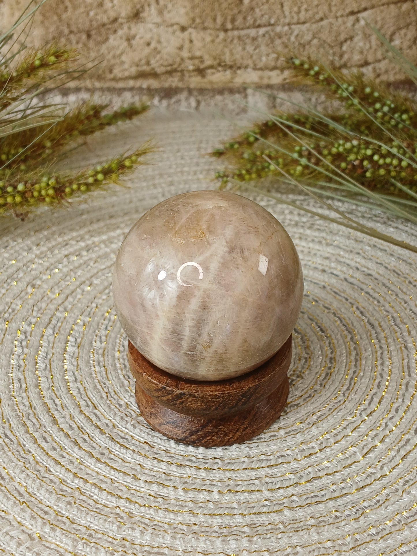 Mondstein Kugel mit Sonnenstein Anteilen 4,9 cm