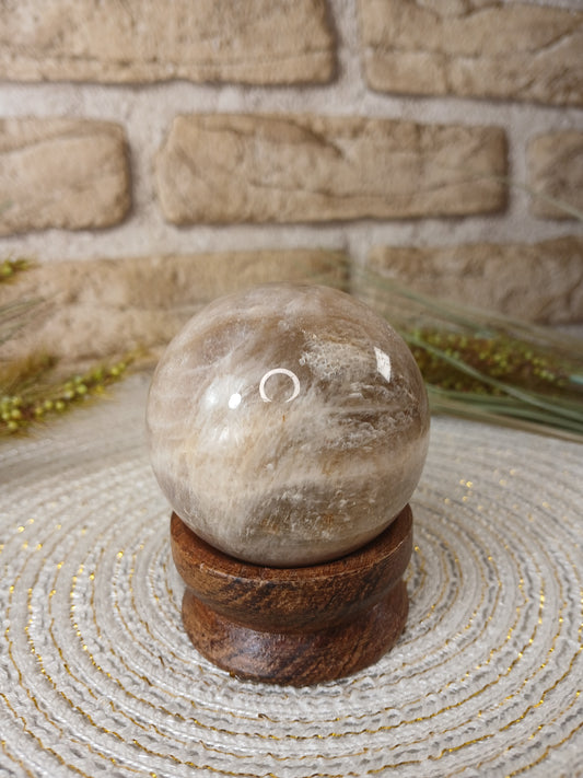 Mondstein Kugel mit Sonnenstein Anteilen 4,9 cm