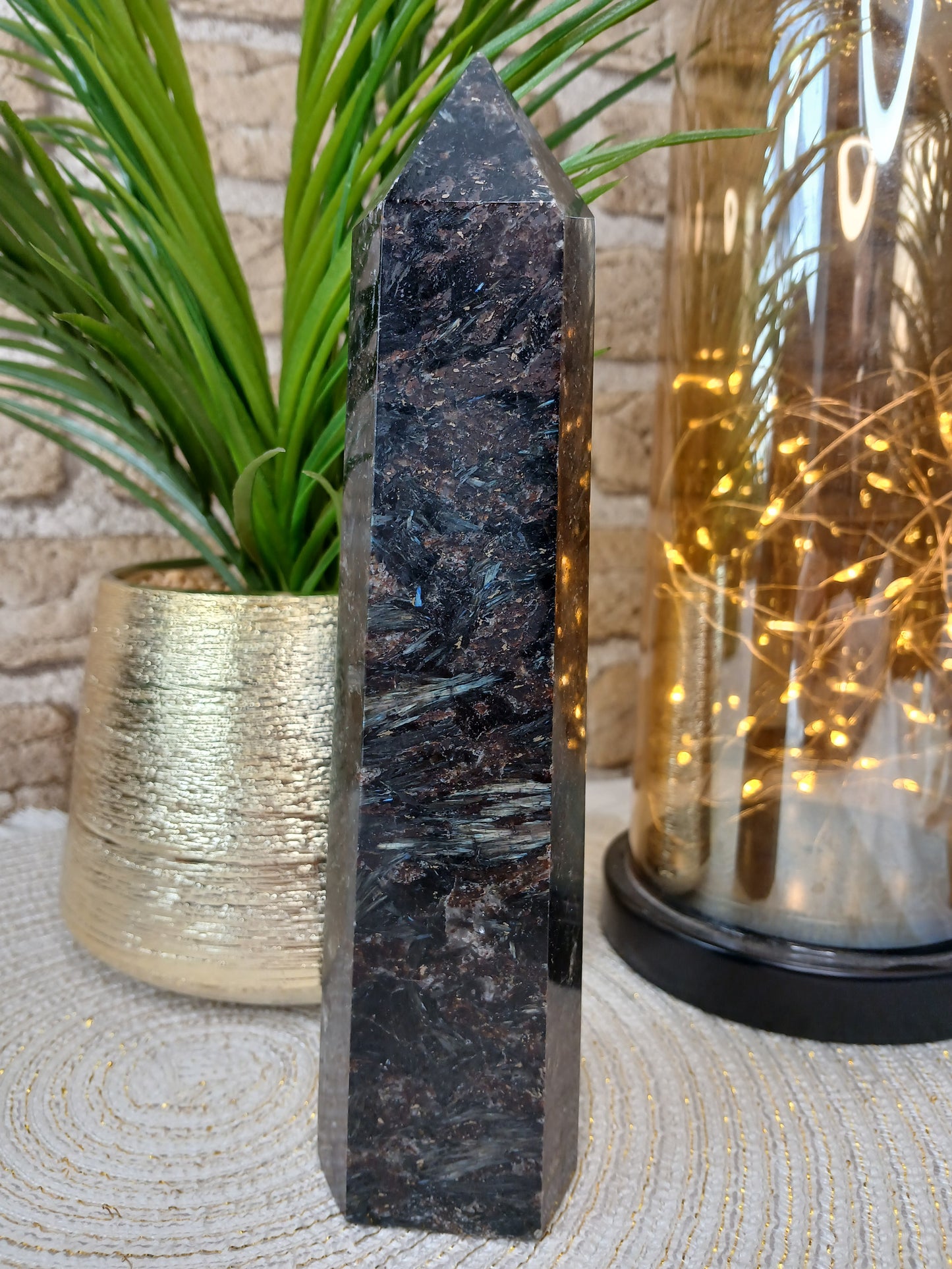 Arfvedsonit Turm mit Astrophyllit-Anteilen
