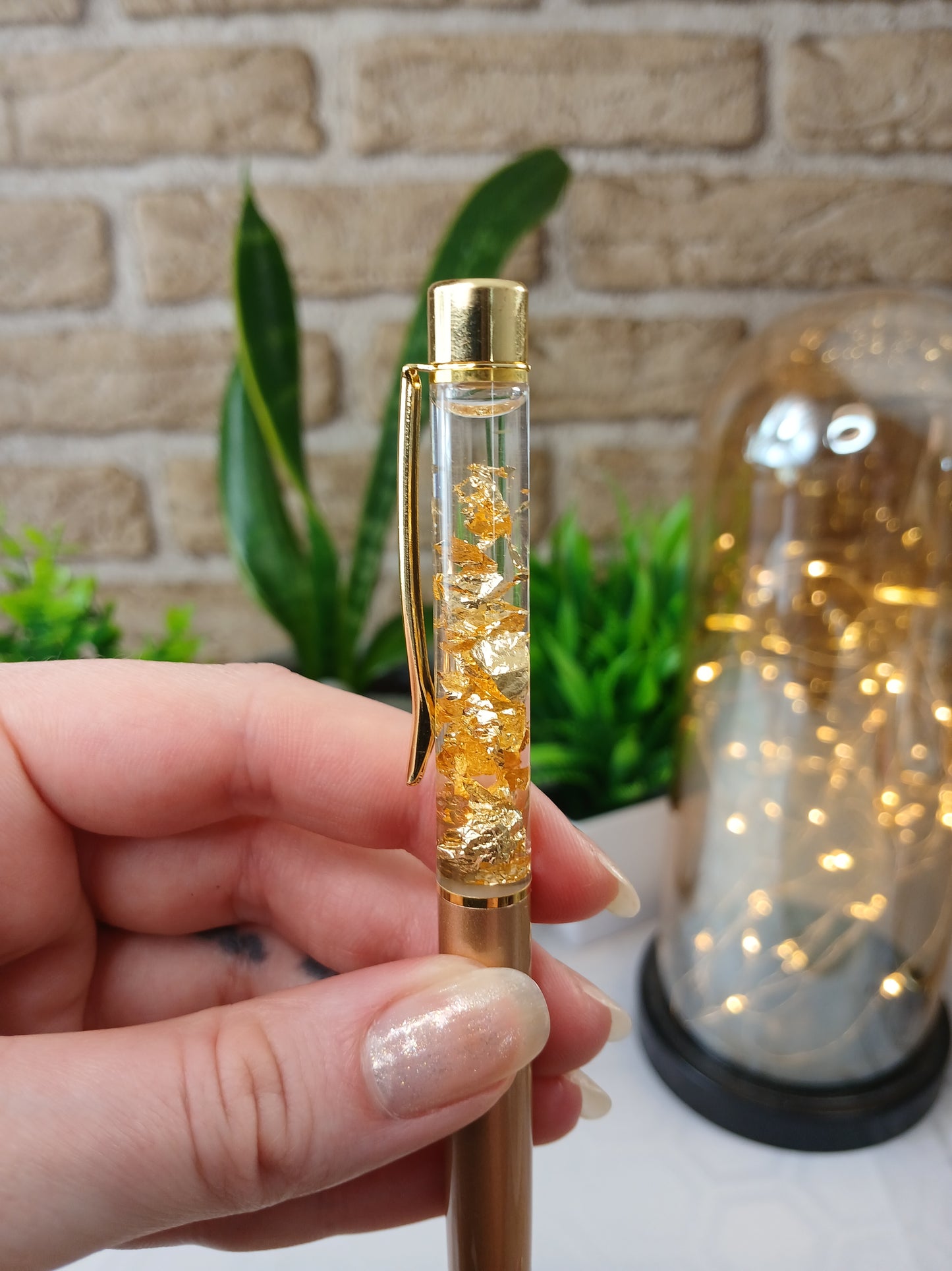 Kugelschreiber mit goldfarbenen Metallflocken