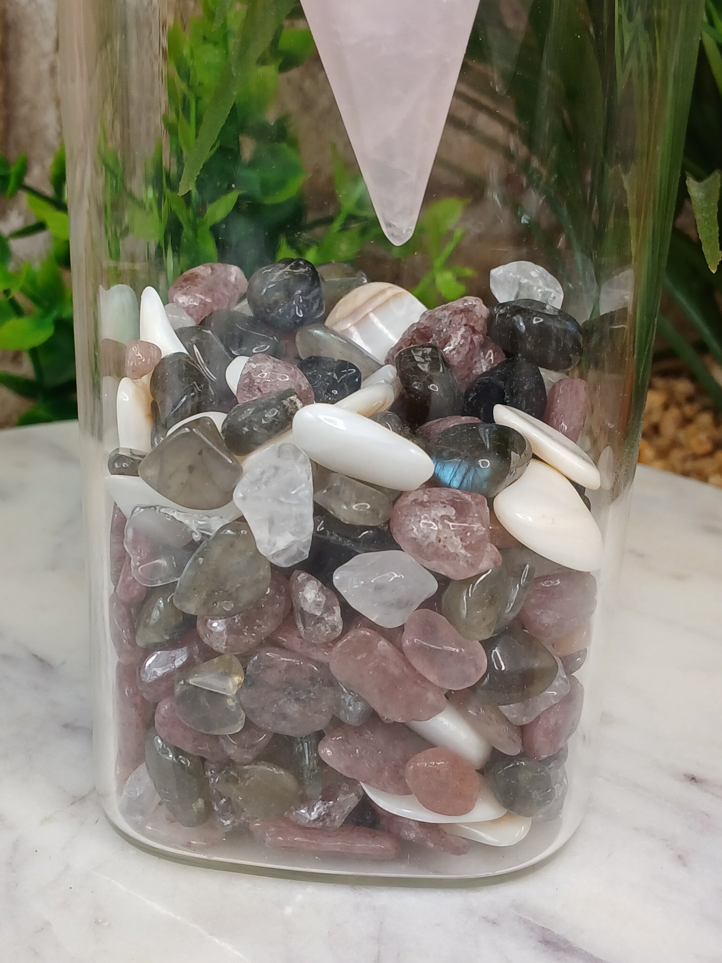 Rosenquarz Pendel im Glas mit Konfetti