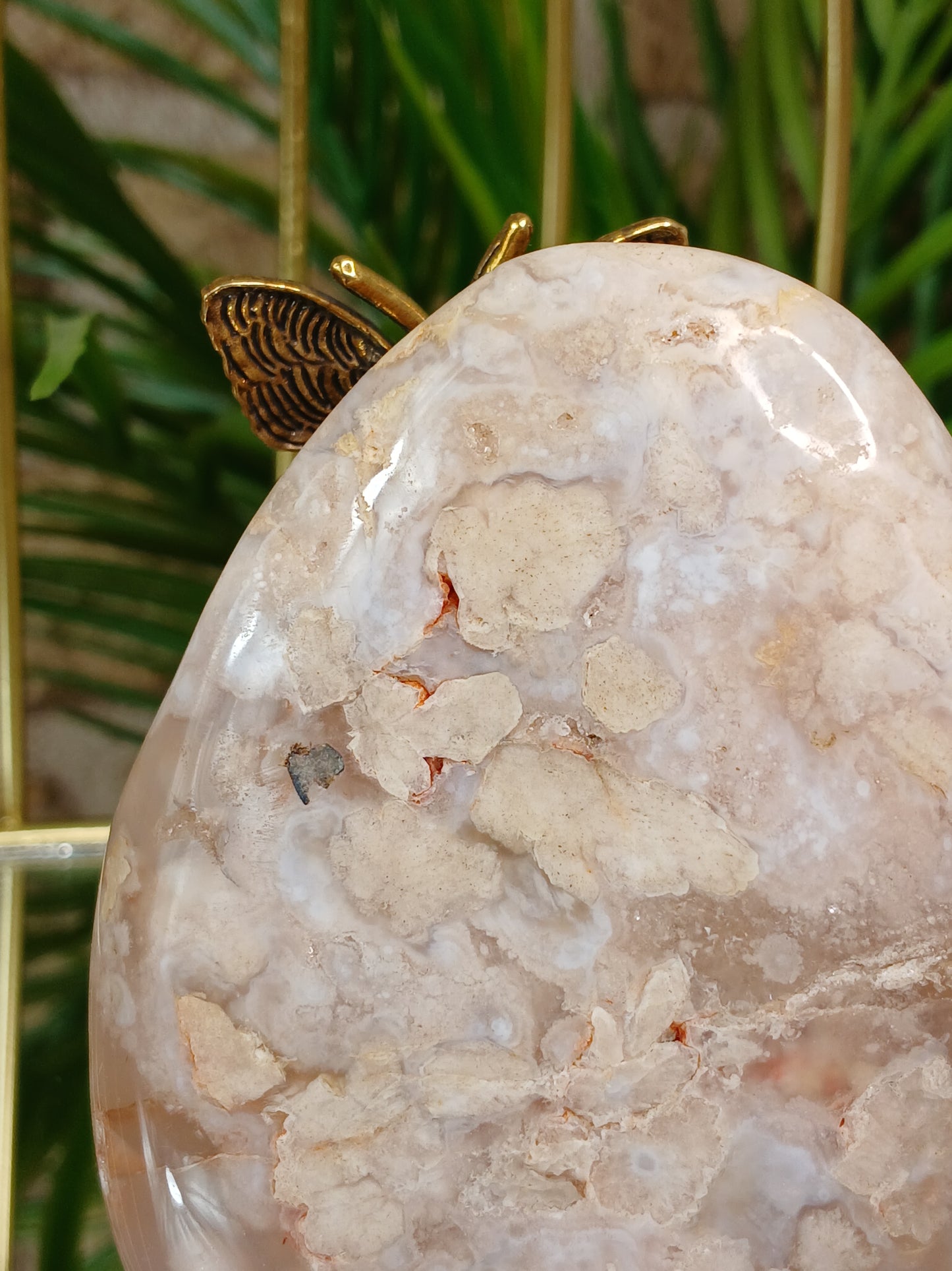 Schmetterling auf Blumenachat Freiform