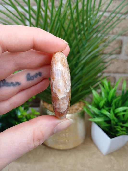 Kirschblüten Chalcedon Seifenstein mit Mini Druse