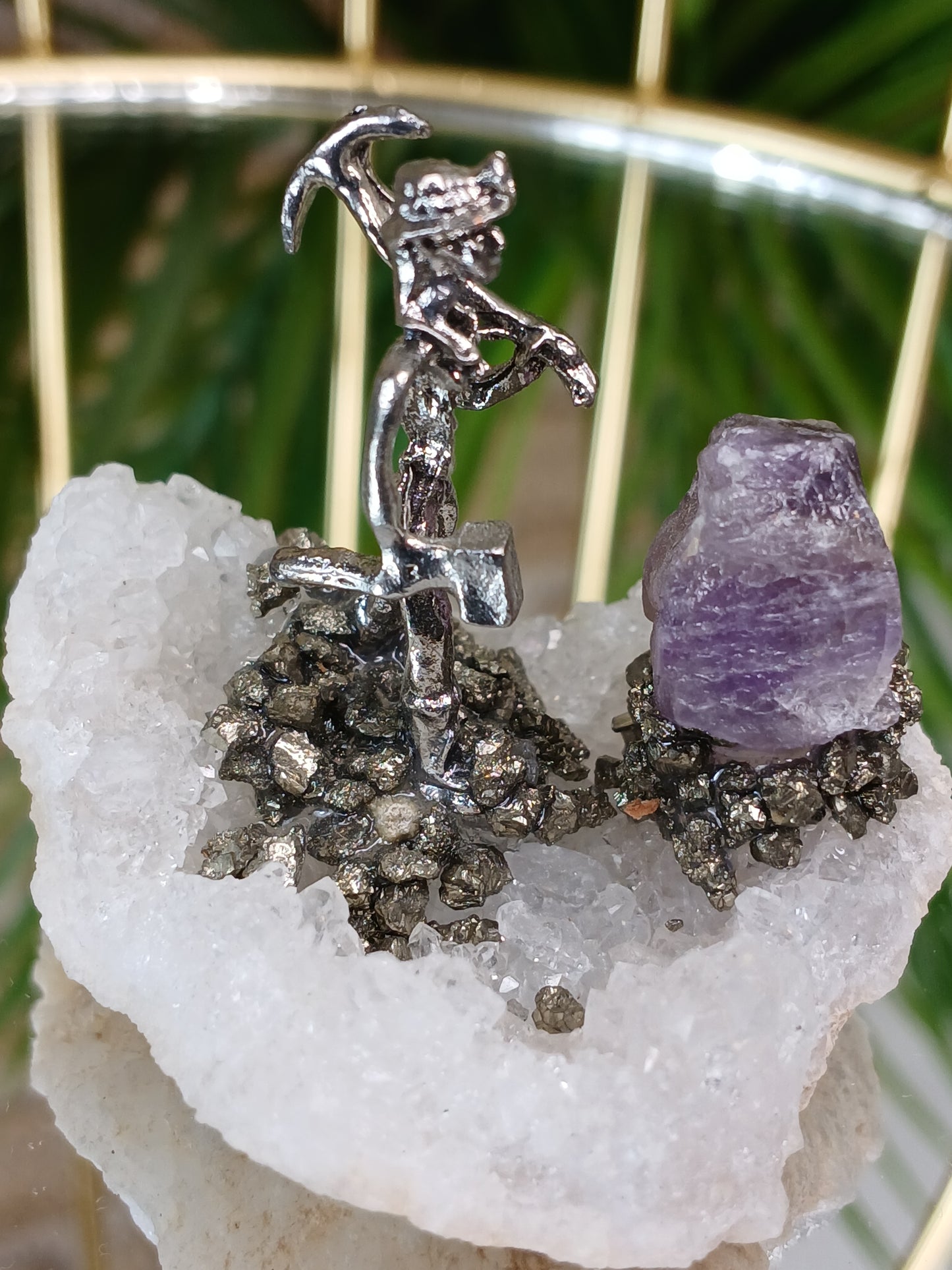 Bergmann mit Pyrit und Amethyst Rohstein auf Quarzdruse